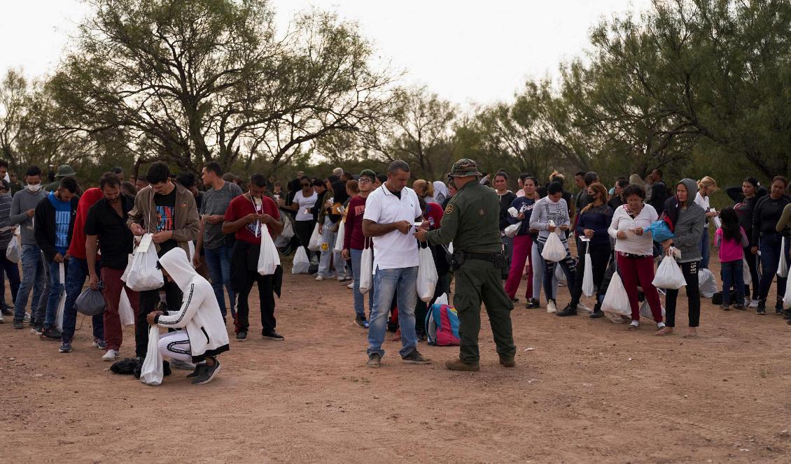 


På bilden syns migranter i Eagle Pass i delstaten Texas den 9 oktober 2022. Antalet personer som försökte korsa gränsen mellan Mexiko och USA ökade kraftigt i september. Foto: Allison Dinner/AFP via Getty Images                                                                                                                                    