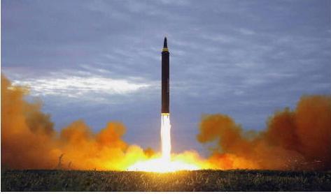 En Hwasong-12-raket avfyras från en raketbas i närheten av Pyongyang i Nordkorea den 29 augusti 2017. Foto: STR/AFP via Getty Images
