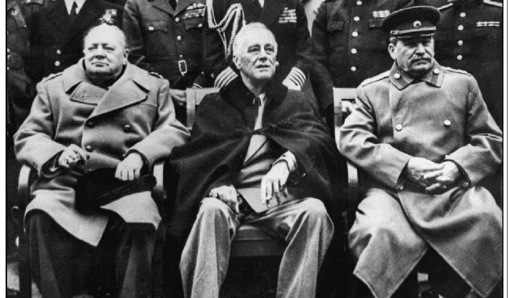 Winston Churchill, Franklin D. Roosevelt och Josef Stalin vid Jaltakonferensen 1945. Amerikanska kommunister använde film och media effektivt för att glorifiera Stalin. Foto: STF/AFP via Getty Images