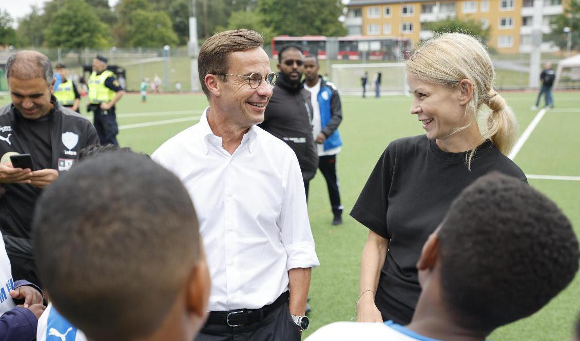 Statsminister Ulf Kristersson (M) och dåvarande finansborgarråd Anna König Jerlmyr (M) stod på Knutby IP i Rinkeby i valrörelsen och lovade en större satsning på idrott än vad som nu presenteras. Arkivbild. Foto: Christine Olsson/TT