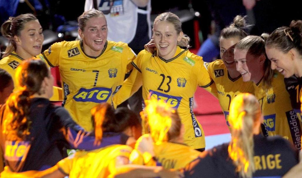 Sveriges spelare jublar efter segern mot Serbien. Foto: Aleksandar Djorovic/TT