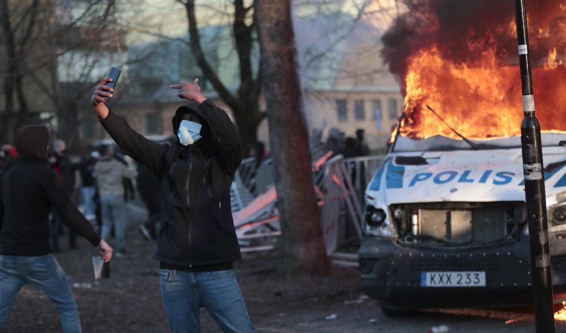 En polisbuss brinner under påskupploppet i Sveaparken i Örebro den 15 april. Hittills har nära 20 personer dömts för brott vid händelsen i Örebro, och fler åtal väntas. Foto: Kicki Nilsson/TT