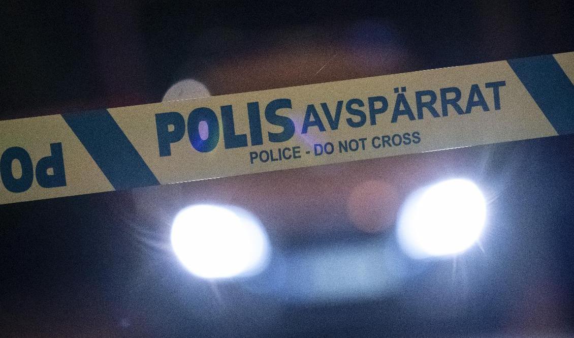 Polisen utreder grovt vapenbrott och grovt olaga hot efter att skott avlossats mot porten till ett flerfamiljshus i Solna. Arkivbild. Foto: Johan Nilsson/TT