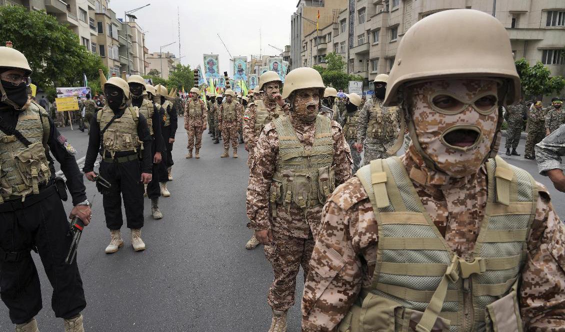 


Soldater i Basijmilisen på parad i Teheran i april i år. Foto: Vahid Salemi/AP/TT                                                                                                                                    