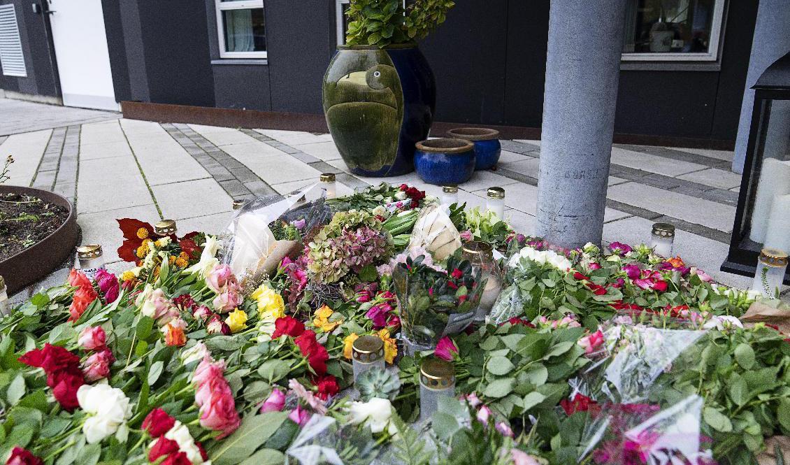 Blommor och ljus till minne av den 37-åriga gravida kvinnan som mördades i Holbæk i torsdags. På tisdagen dog även barnet som inledningsvis gick att rädda. Arkivbild. Foto: Claus Bech/AP/TT