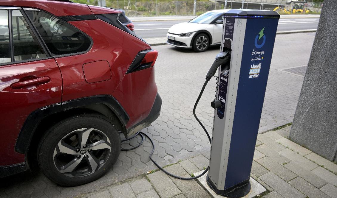 Efter regeringens besked om att slopa miljöbonus toppade försäljningen av elbilar. Foto: Janerik Henriksson/TT