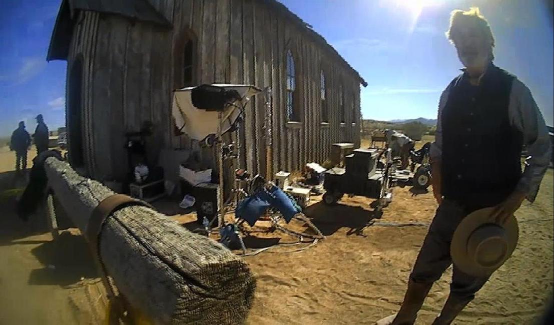 Alec Baldwin inspelningsplatsen för filmen "Rust" i Santa Fe i New Mexico. Inspelningarna återupptas i januari nästa år på en ny plats. Foto: Santa Fe County Sheriff's Office/AP