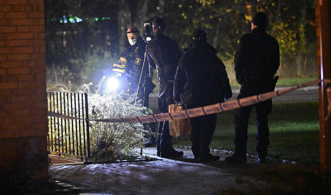 
Polisens tekniker har jobbat under hela natten i Helsingborg sedan en man skjutits med flera skott. Foto: Johan Nilsson/TT                                            