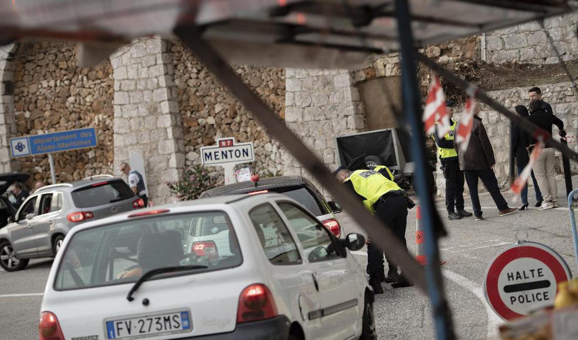 Fransk gränspolis kontrollerar pass vid gränsen mellan städerna Ventimiglia och Menton vid Medelhavet. Foto: Marco Alpozzi/AP/TT