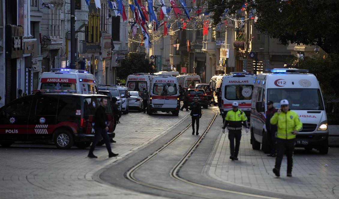 Polis och ambulanser vid explosionsplatsen. Foto: Francisco Seco/AP/TT