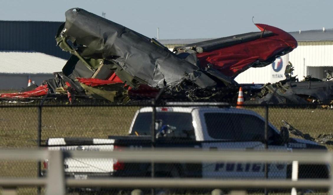 Två plan från andra världskriget kolliderade vid en flyguppvisning på Dallas Executive Airport. Foto: LM Otero/AP/TT