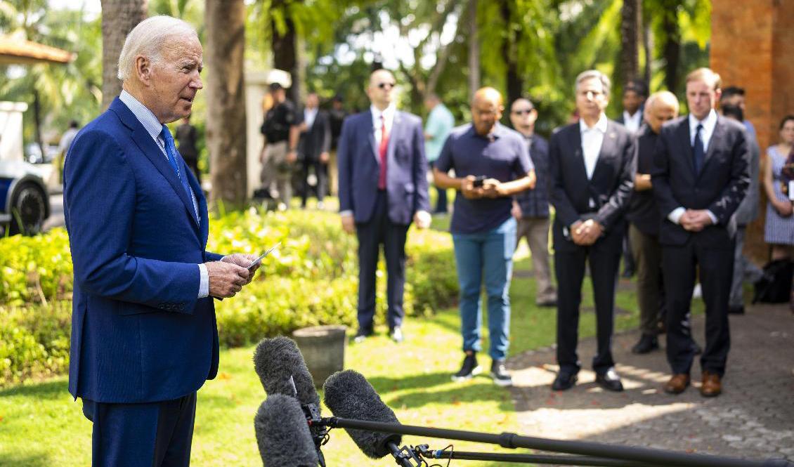 USA:s president Joe Biden mötte reportrar efter ett snabbinkallat möte på Bali med anledning av att en robot slog ned och dödade två personer i Polen på tisdagen. Foto: Doug Mills/AP/TT