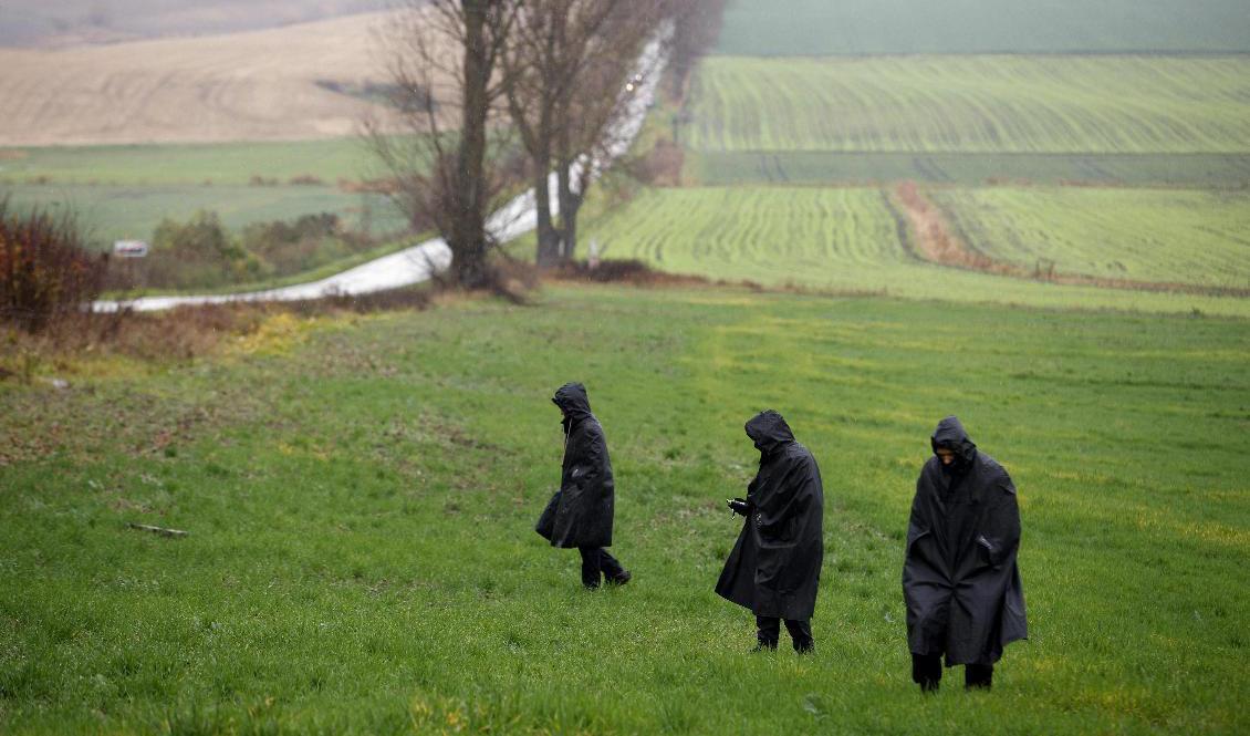 Polis söker igenom det område där roboten slog ned på den polska landsbygden. Foto: Michal Dyjuk/AP/TT