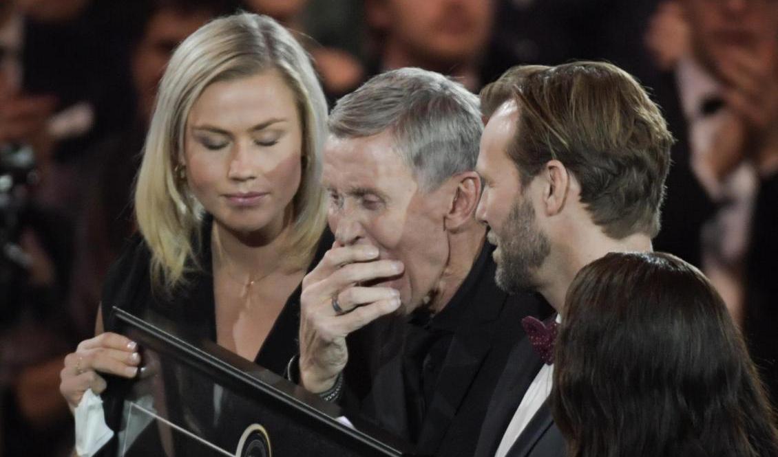 Börje Salming var rörd när han fick ta emot stående ovationer i Avicii arena. Foto: Maja Suslin/TT