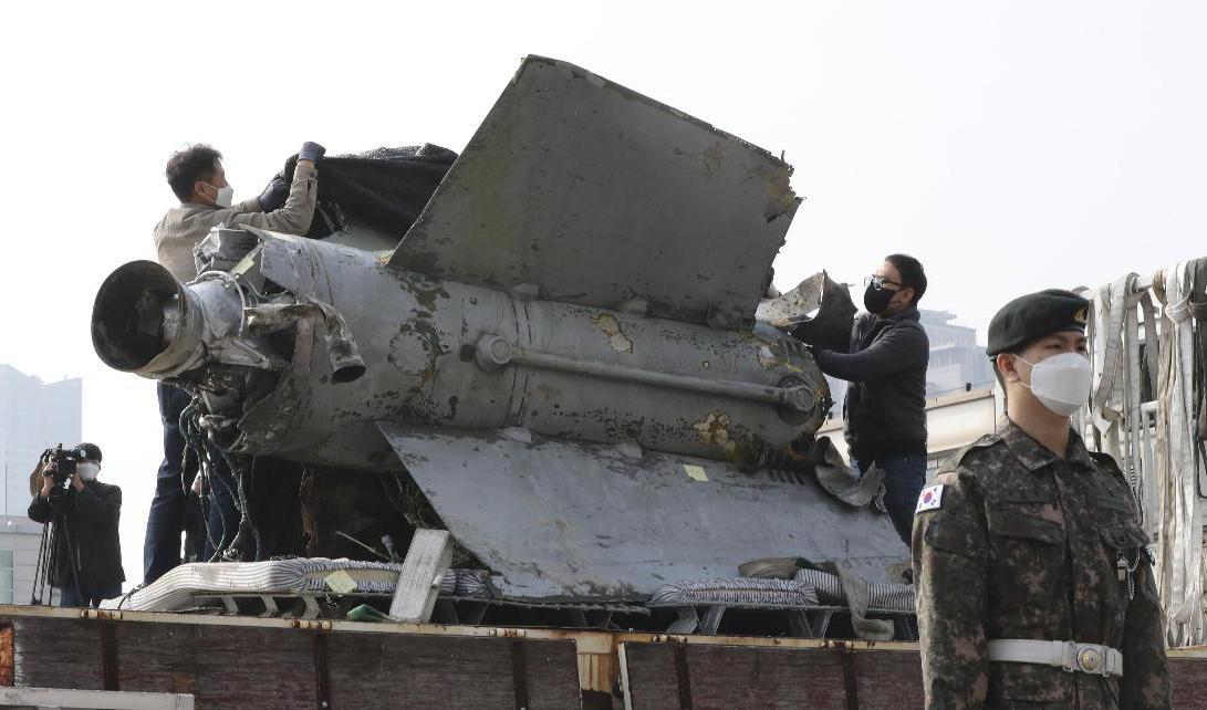 Vraket av en robot som Sydkoreas militär uppger är en nordkoreansk så kallad SA-5-robot, som ska ha plockats upp i havet efter ett av Nordkoreas senaste vapentester. Arkivbild. Foto: Han Sang-kyun/AP/TT