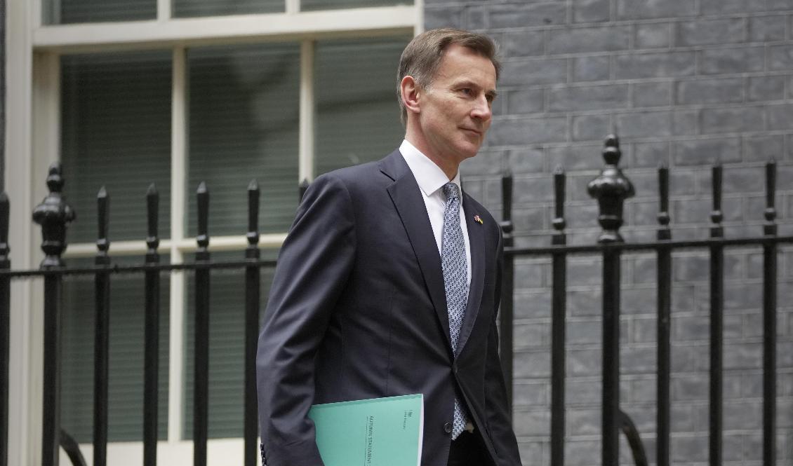Storbritanniens finansminister Jeremy Hunt i samband med att regeringen i dag presenterat en ny budgetplan. Foto: Kin Cheung/AP/TT