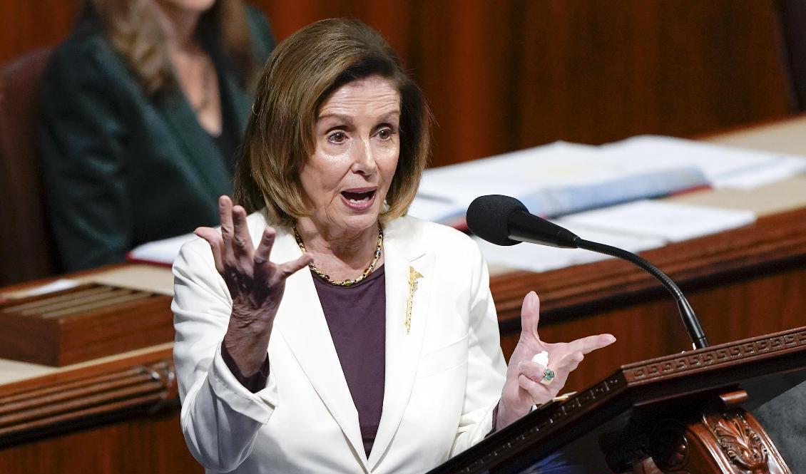 Representanthusets talman, demokraten Nancy Pelosi, höll ett känslomässigt tal på torsdagen där hon meddelade att hon inte ställer upp som ledare för Demokraterna i den kommande kongressen. Foto: Carolyn Kaster/AP/TT