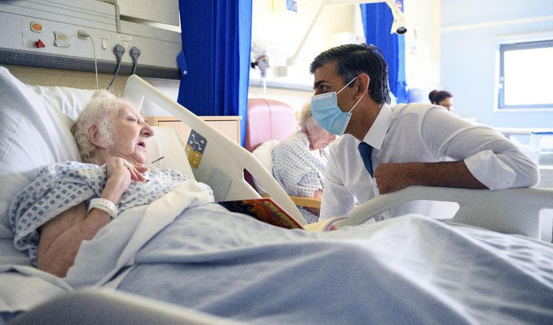 Storbritanniens premiärminister Rishi Sunak besöker universitetssjukhuset i Croydon, södra London, den 28 oktober. Han fick rådet av patienter att satsa på vårdpersonalens löner. Arkivbild. Foto: Leon Neal/AP/TT