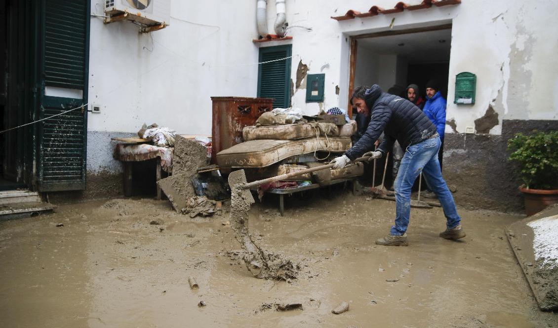 Kraftiga regnfall har lett till jordskred på ön Ischia i Italien. Minst tolv människor saknas efter skreden, enligt myndigheterna. Foto: Salvatore Laporta/AP/TT