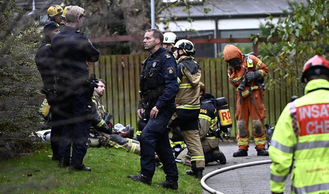 Räddningstjänsten och polisen på plats vid bostaden som brann kraftigt vid lunchtid på söndagen. Foto: Johan Nilsson/TT