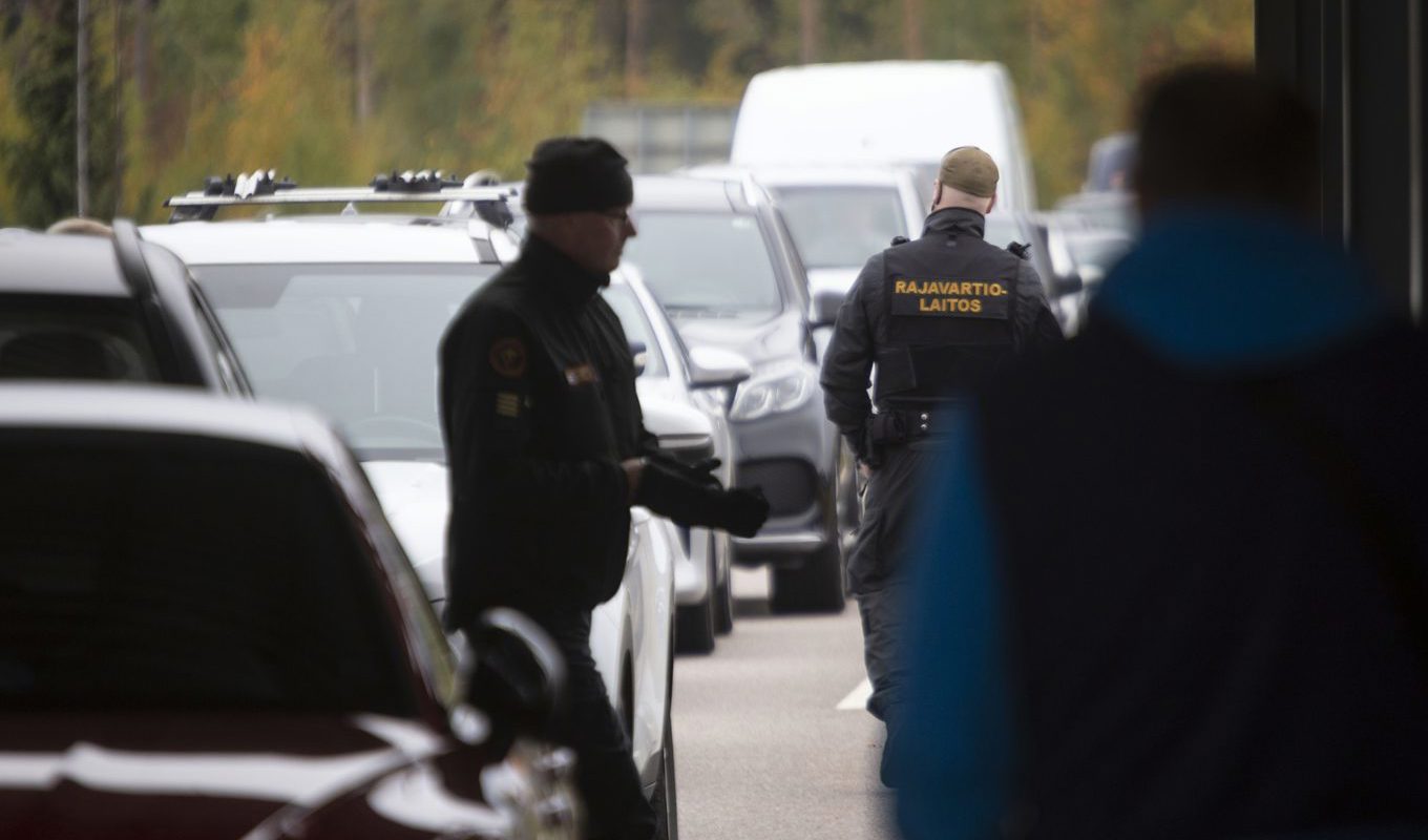 Finländska gränsvakter kontrollerar bilar vid Vaalimaa gränsstation i Virolahti, östra Finland. Arkivbild. Foto: Sasu Mäkinen/Lehtikuva/AP/TT