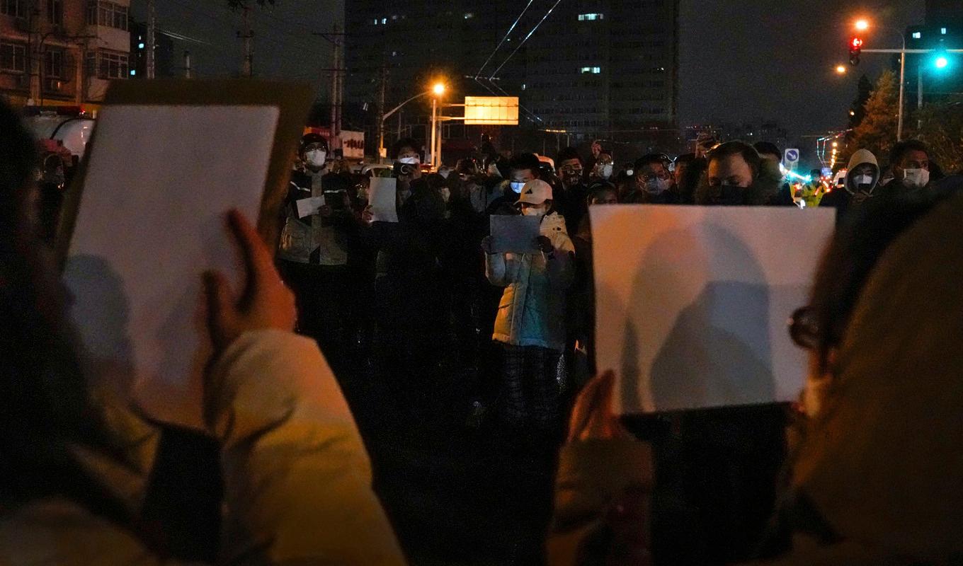 
Tomma A4-papper hölls upp vid en demonstration mot covidrestriktionerna i Kina, i huvudstaden Peking i söndags. Foto: Andy Wong/AP/TT                                            