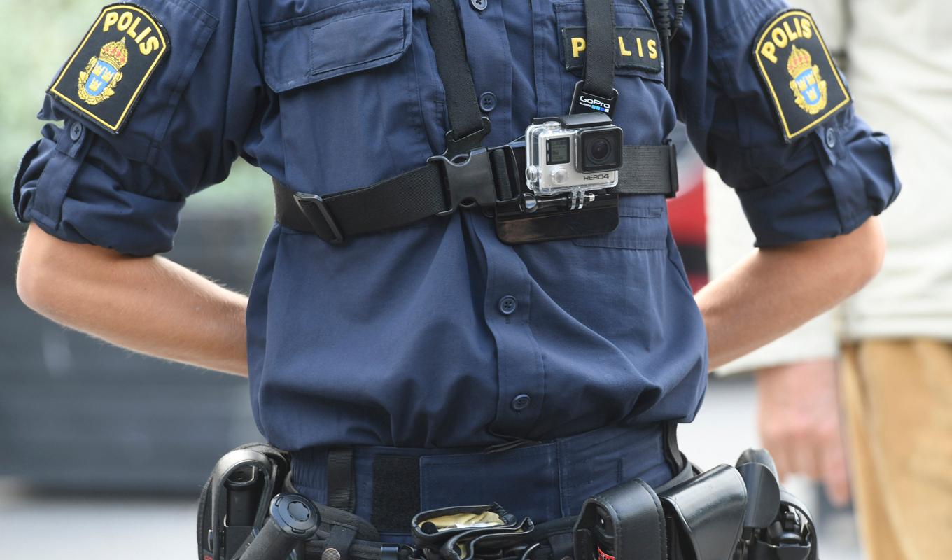 En polis utrustad med kroppskamera. Arkivbild. Foto: Fredrik Sandberg/TT