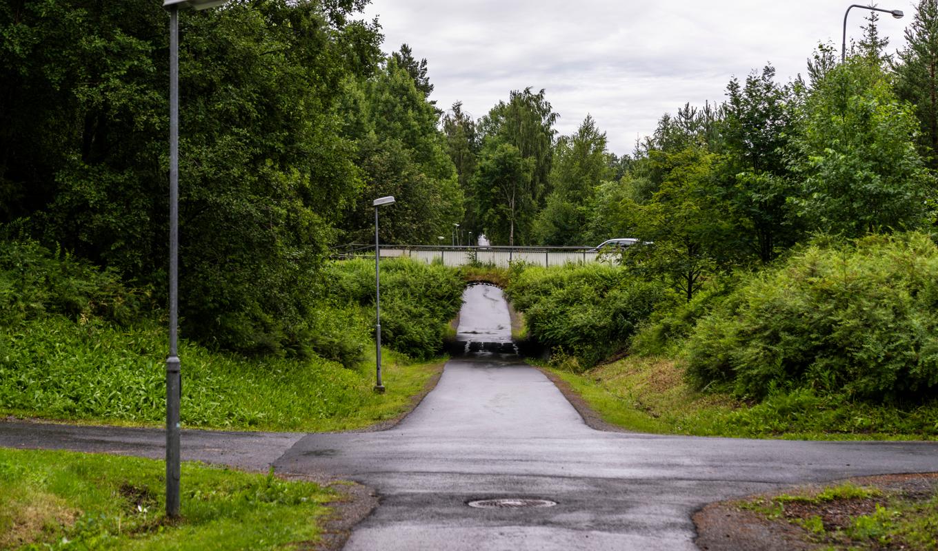 En cykelväg och tunnel i närheten av Morö Backe skola där den minderåriga flickan överfölls i somras. Arkivbild. Foto: Jonas Westling/TT