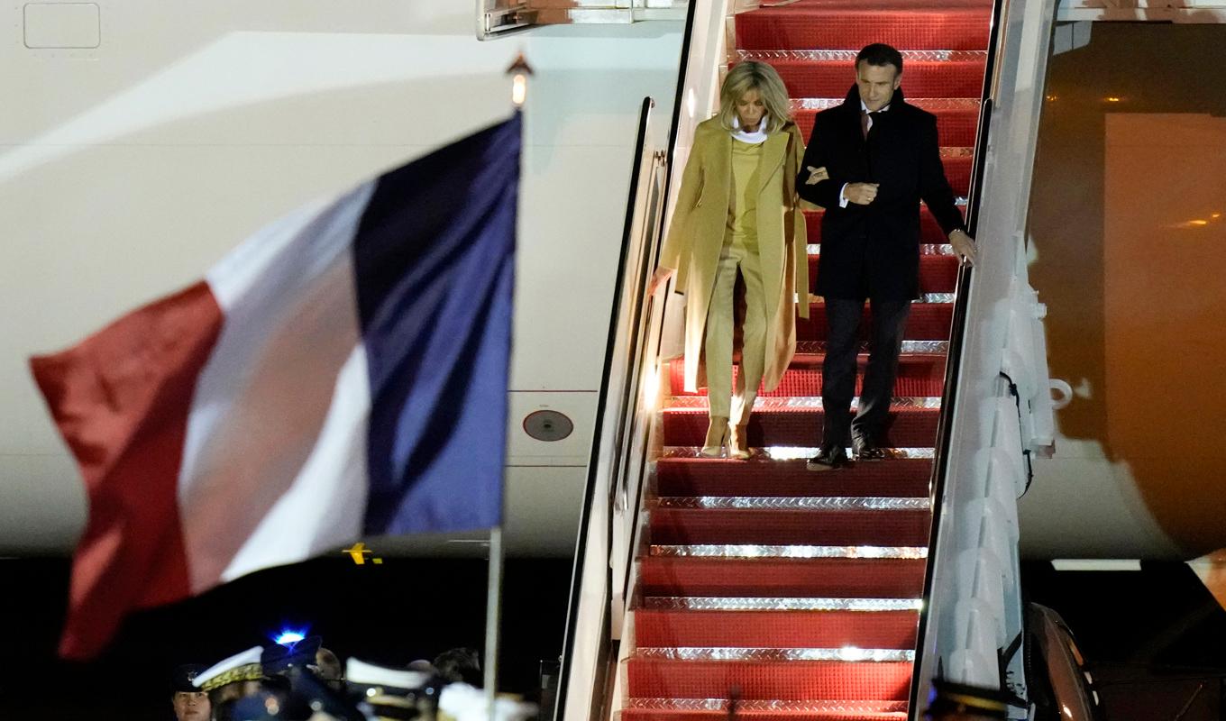 Frankrikes president Emmanuel Macron med fru Brigitte anländer till flygbasen Andrews i Maryland, USA. Foto: Manuel Balce Ceneta/AP/TT