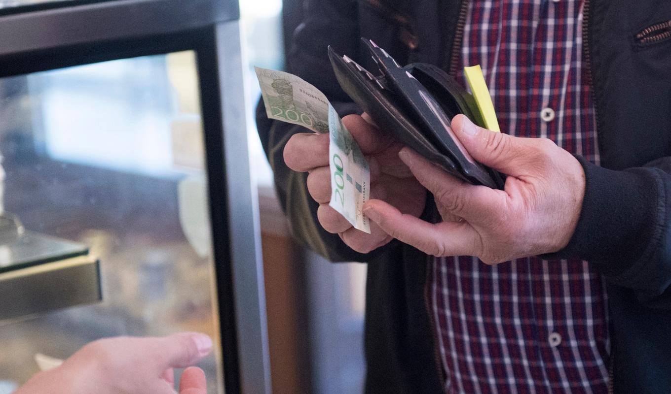 Elstöd från staten kan komma som kontanter via en utbetalningsavi. Arkivbild. Foto: Fredrik Sandberg/TT