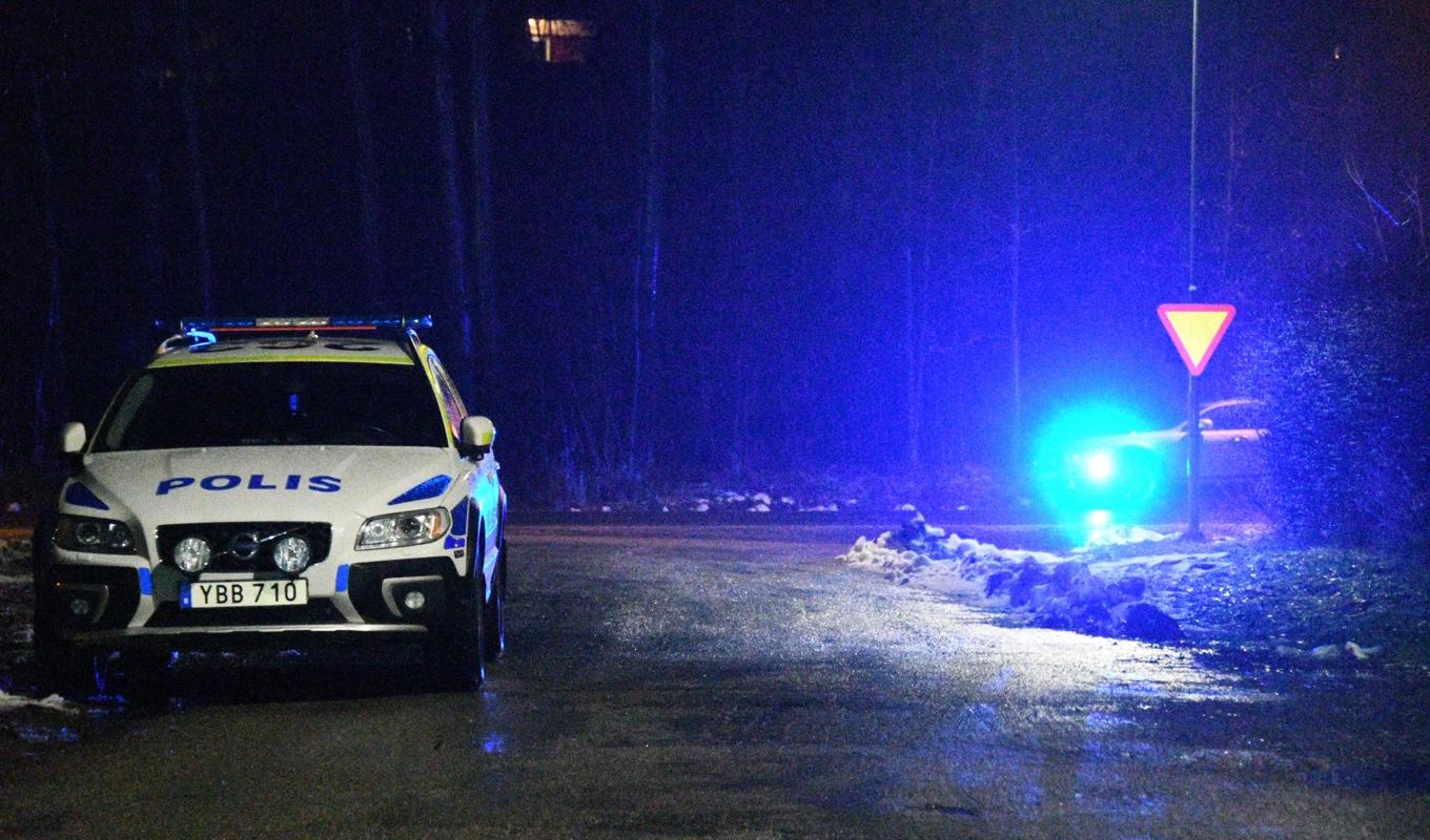 Polisbilar på plats i närheten av den innergård där en polis skadades allvarligt i samband med att polisen grep en man i 40-årsåldern. Foto: Daniel Sjöholm/TT