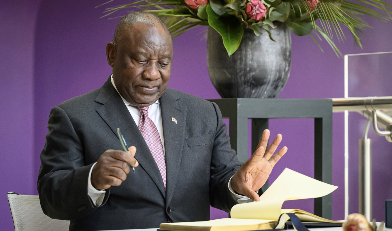 Sydafrikas president Cyril Ramaphosa riskerar ett riksrättsåtal. Här signerar han en gästbok vid sitt statsbesök i London häromveckan. Arkivbild. Foto: Leon Neal/poolfoto via AP/TT