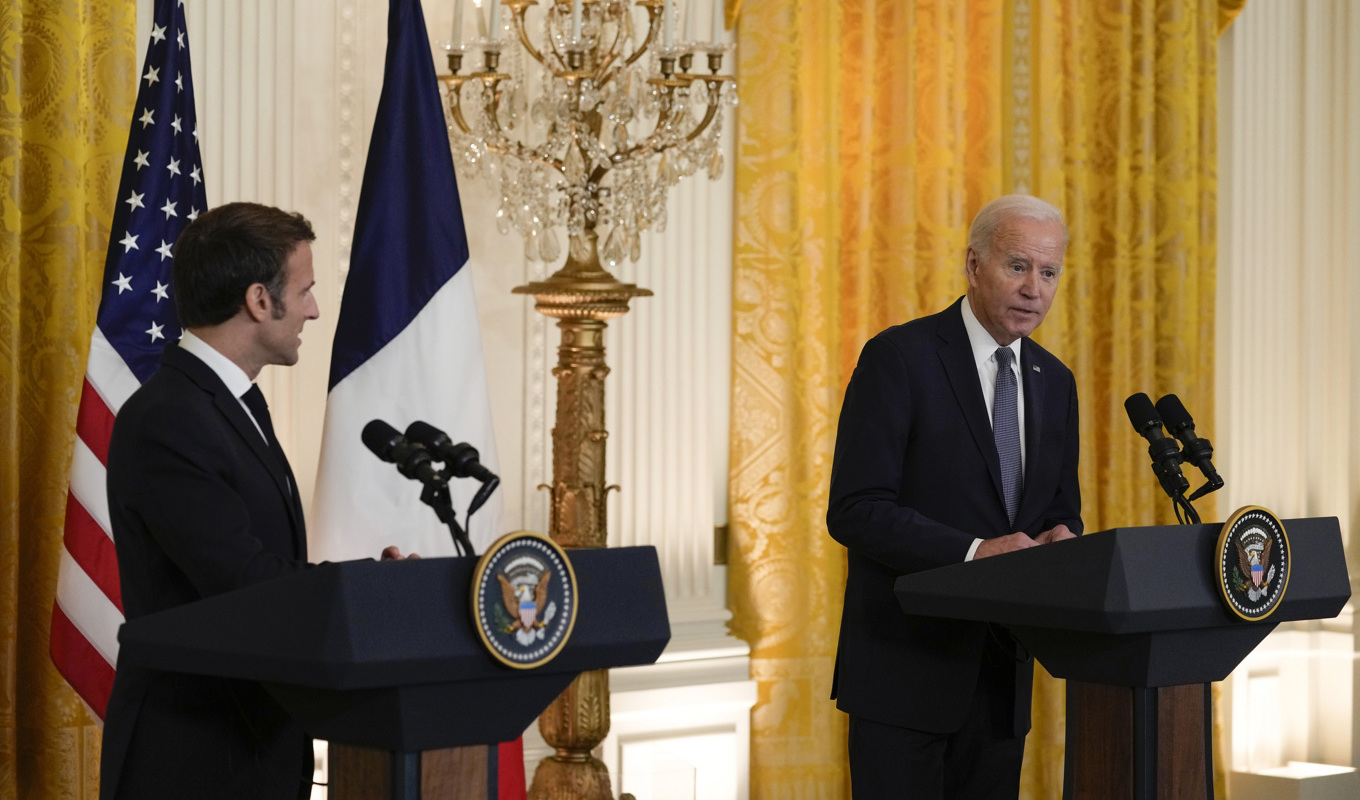 Frankrikes president Emmanuel Macron och USA:s president Joe Biden i Vita huset. Foto: Susan Walsh/AP/TT