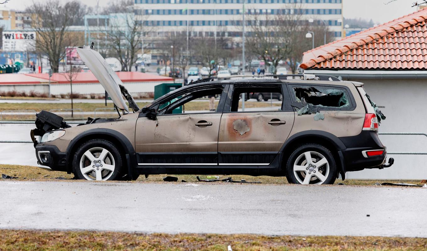 En utbränd civil polisbil efter upploppen i Linköping tidigare i år. Arkivbild. Foto: Stefan Jerrevång/TT