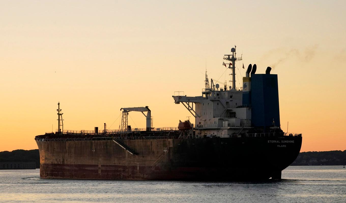 Tankfartyg som lastar olja under 60 dollar/fatet ska inte få försäkras. Arkivbild. Foto: Robert F. Bukaty/AP/TT