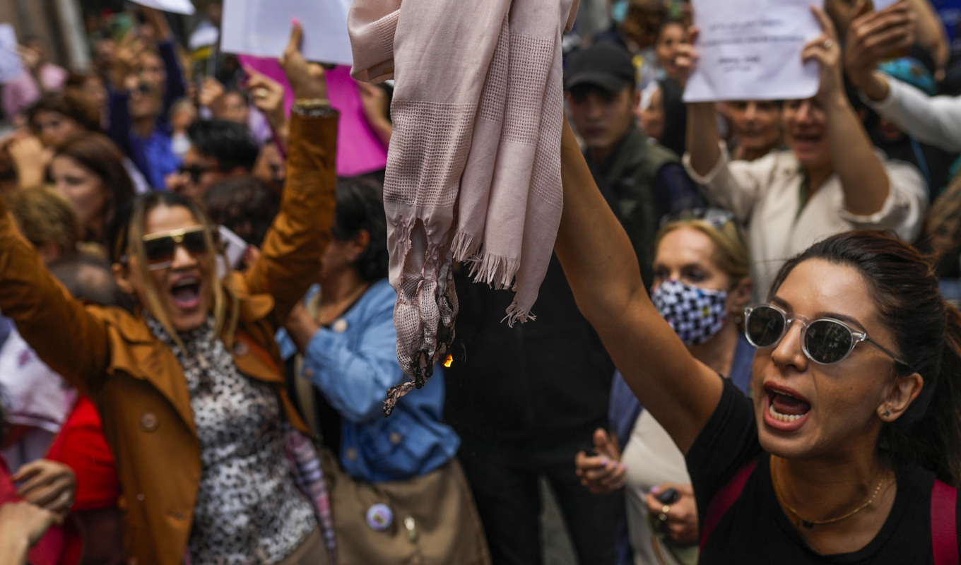 Stödprotest för kvinnor i Iran som demonstrerar mot sjaltvång. Arkivbild. Foto: Francisco Seco/AP/TT