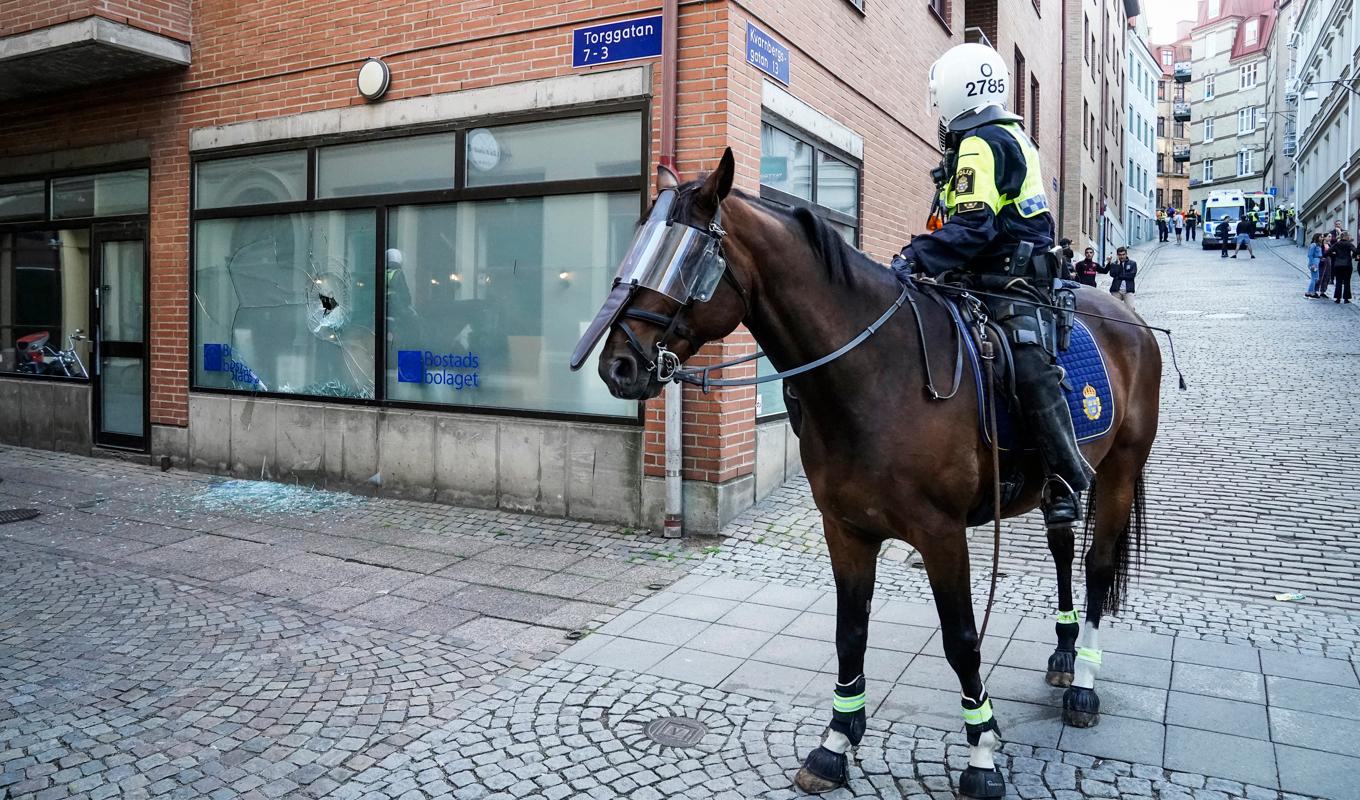En polishäst har skenat i Stockholm. Polisen och hästen på bilden har inget med texten att göra. Arkivbild. Foto: Björn Larsson Rosvall/TT