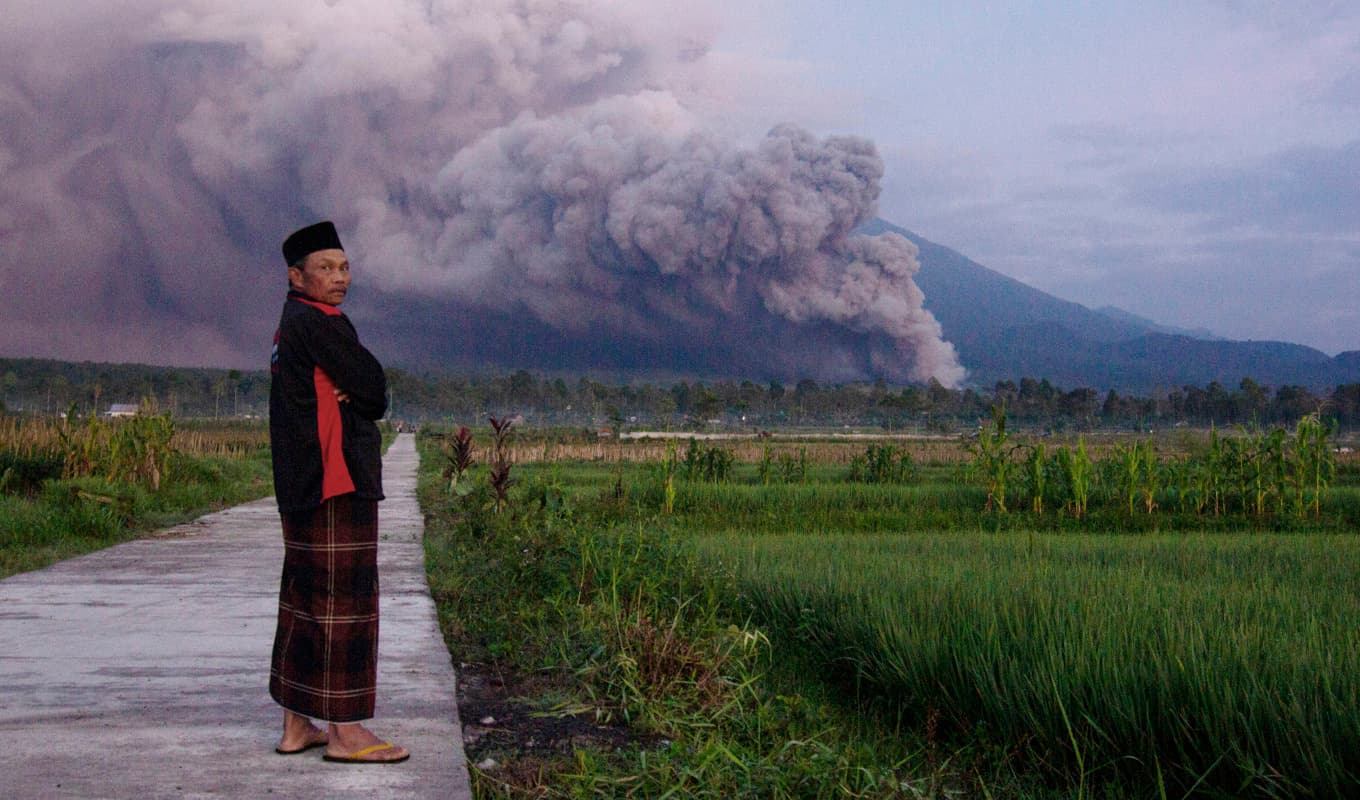 Ett utbrott pågår i vulkanen Semeru, som är den största av de fler än hundra vulkanerna i regionen. Foto: AP/TT