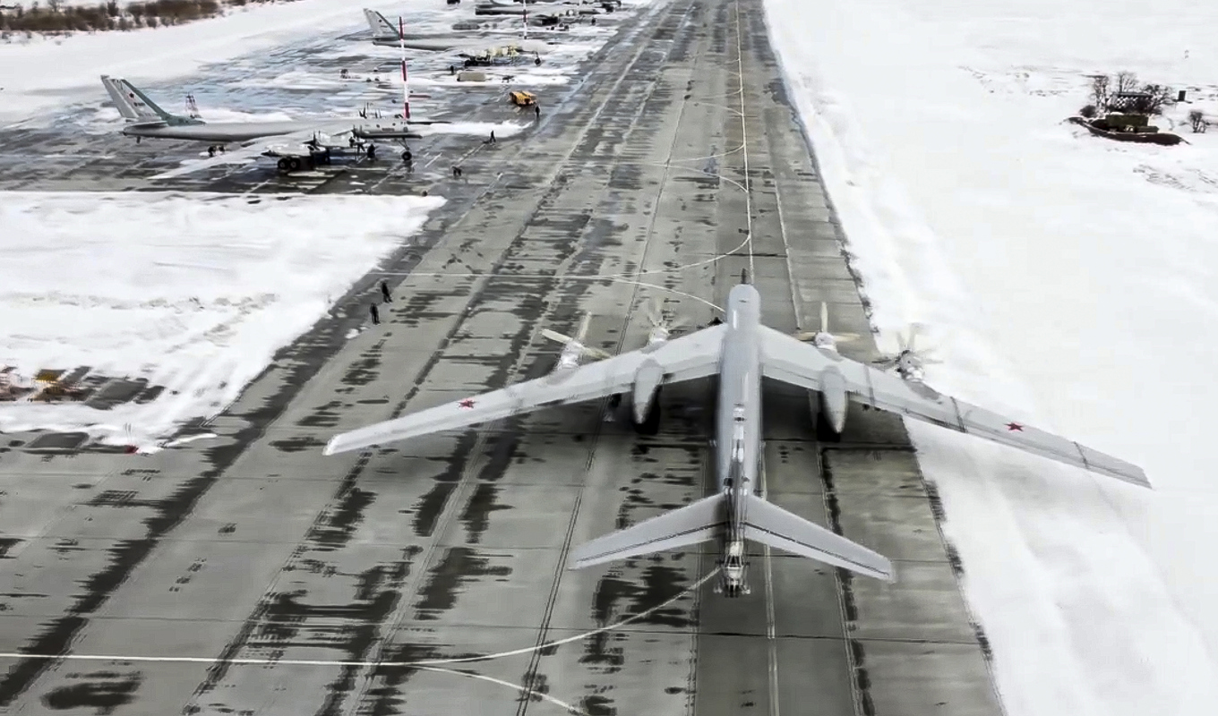 En bild tagen från en video från det ryska försvarsdepartementet visar ett Tu-95-bombplan förberett för att lyfta från Engelsbasen den 24 januari i år. Arkivbild. Foto: Ryska försvarsdepartementet/AP/TT
