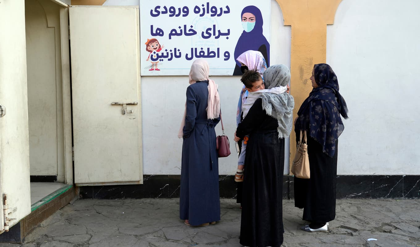 Afghanska kvinnor utanför en nöjespark i Kabul dit de nekas inträde på grund av talibanrörelsens allt mer stränga regler. Arkivbild. Foto: Ebrahim Noroozi/AP/TT