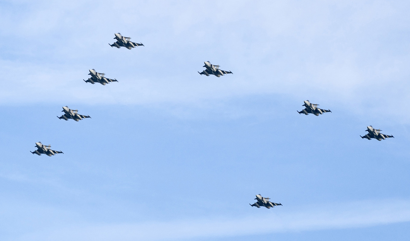 Blekinge flygflottilj F17 passerade hamnen i Ystad när de genomför den traditionella julgransflygningen med åtta stycken JAS 39 Gripen förra året. Arkivbild. Foto: Johan Nilsson/TT