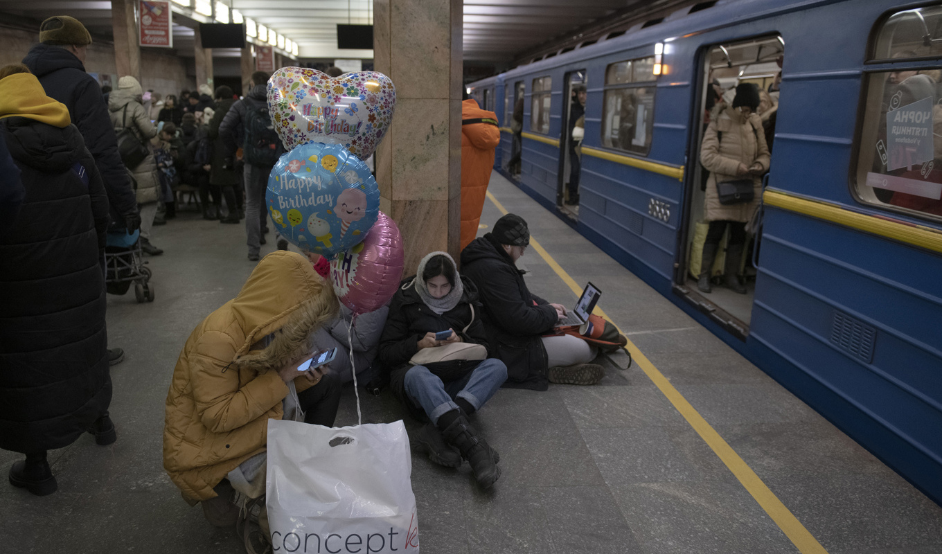 Människor tar skydd i Kievs tunnelbana under måndagens ryska robotattacker. Foto: Andrew Kravchenko/AP/TT