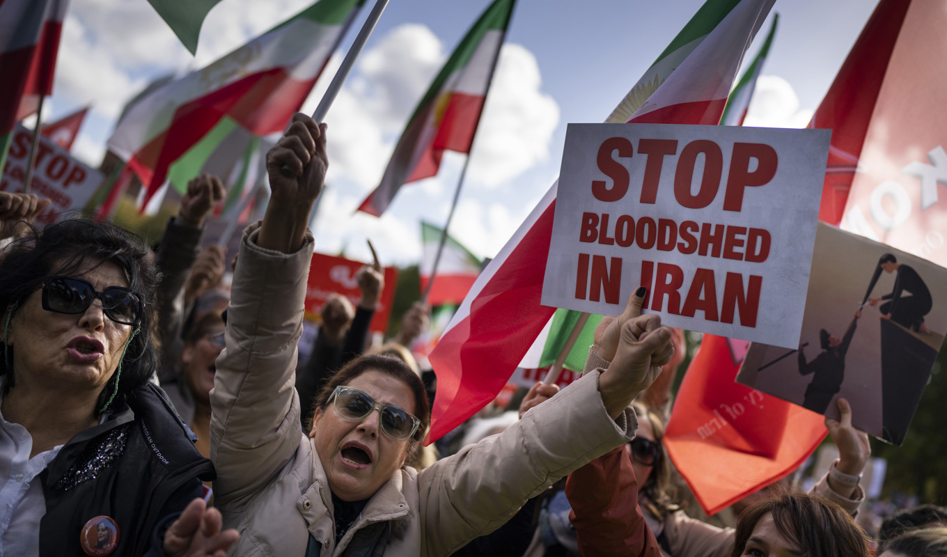 De landsomfattande protesterna inleddes i september efter det att 22-åriga Mahsa Zhina Amini dött i den iranska moralpolisens förvar. Här en stödprotest i Nederländerna. Arkivbild. Foto: Peter Dejong/AP/TT