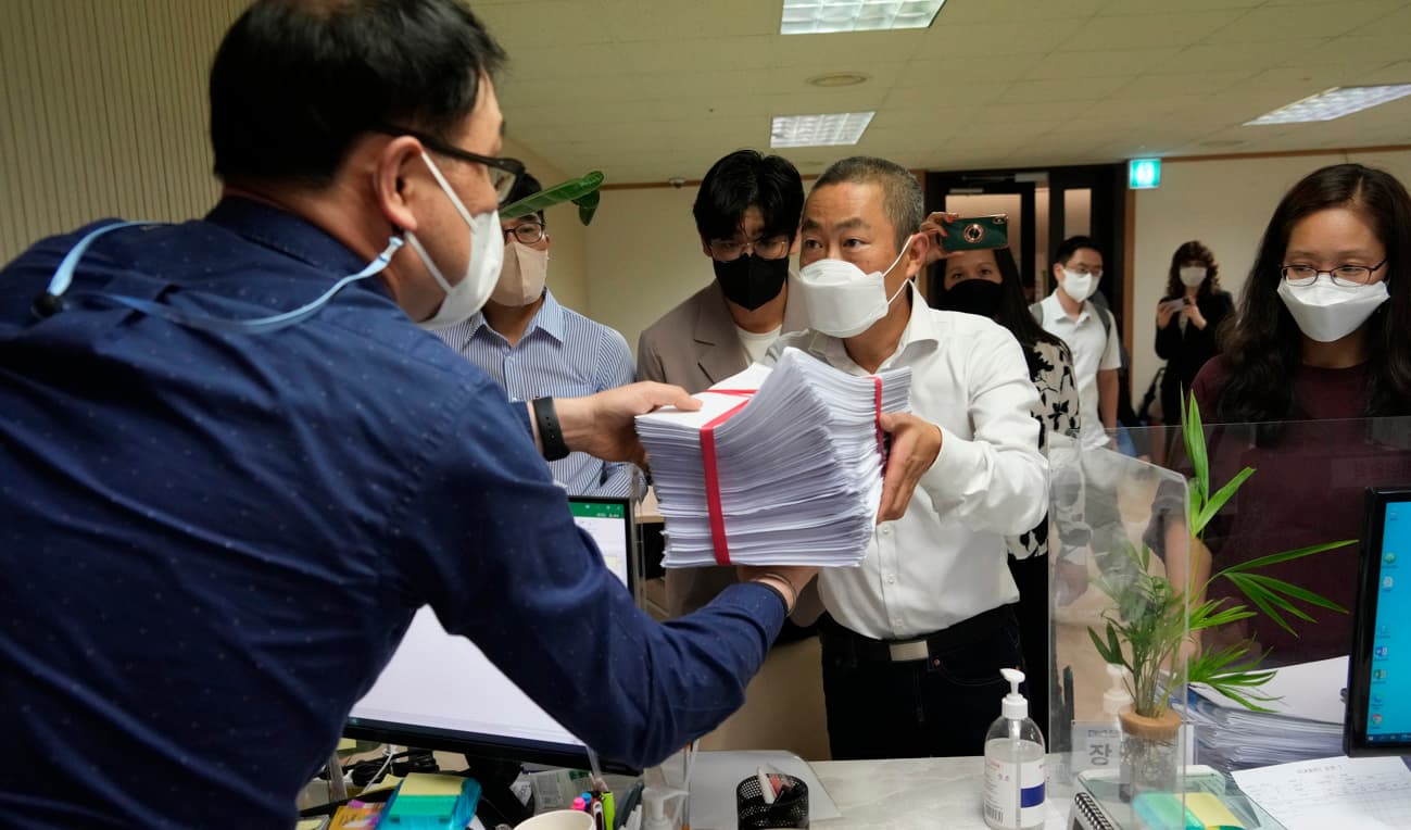 34 av de adopterade koreaner som krävt att få sin bakgrund granskad har nu fått ett ja från Sydkoreas sannings- och försoningskommission. Här lämnar den danske advokaten Peter Møller in anmälningar till kommissionen i september. Foto: Ahn Young-joon / AP