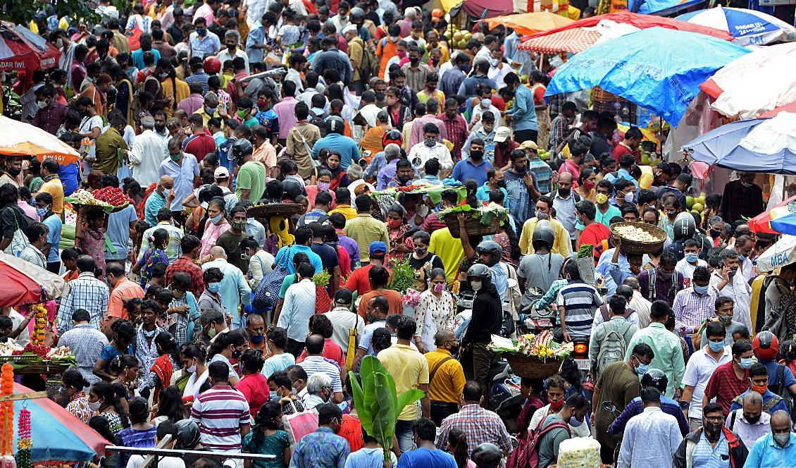 Folkträngsel vid en blomstermarknad i Mumbai. Indien har cirka 1,42 miljarder invånare och förväntas snart passera Kina som världens folkrikaste land. Foto: Sujit Jaisal/AFP via Getty Images