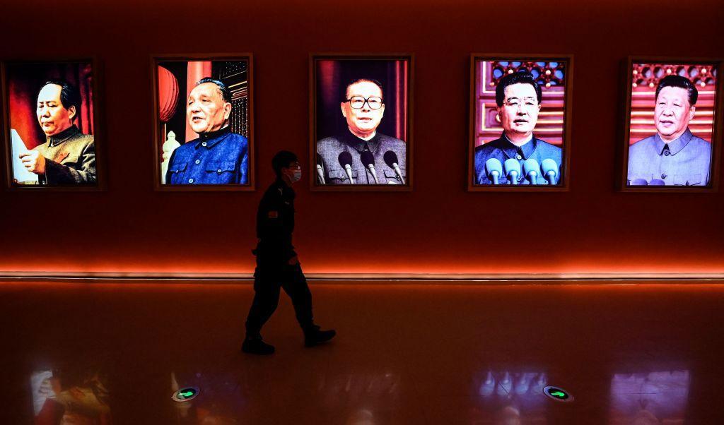 Kinesiska ledare hänger på väggen. De är "faktiskt skådespelare i olika avsnitt av samma manus! De genomför samma strategi i olika faser." Foto: Jade Gao/AFP via Getty Images