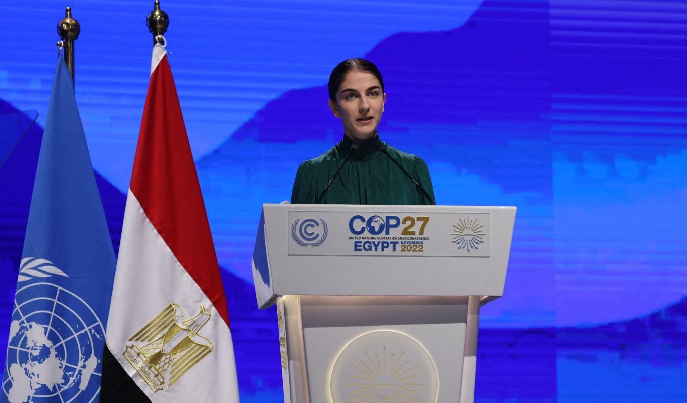 Sveriges klimatminister Romina Pourmokhtari håller ett anförande under klimatkonferensen COP 27 i Egypten. Foto: Ahmad Gharabli/Getty Images