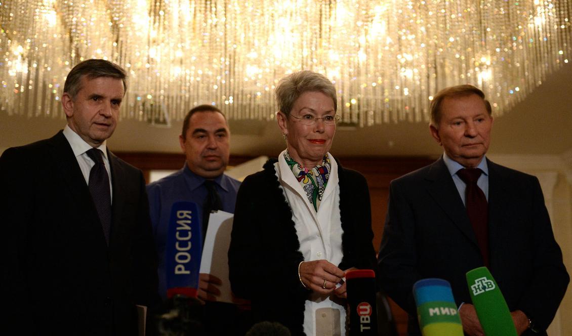 


Representanter för Ryssland, Ukraina samt utbrytarregionerna Donetsk och Luhansk, i samband med att Minskavtalet skrevs under den 5 september 2014. Foto: Vasily Maximov/AFP via Getty Images                                                                                                                                    