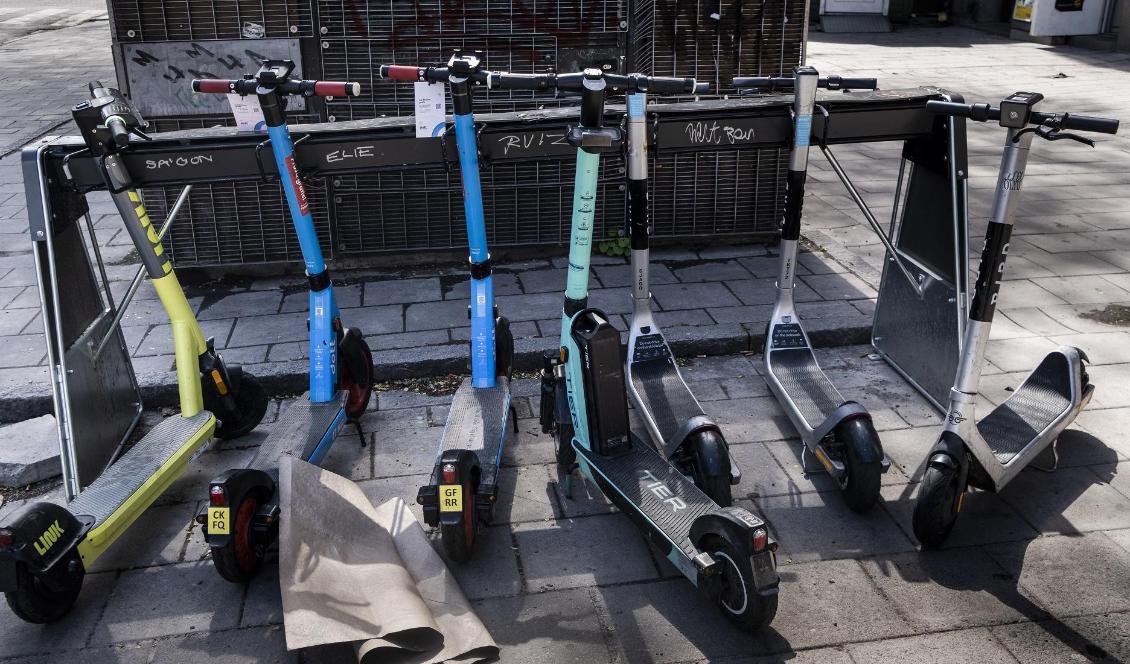 
Elsparkcyklar parkerade i elsparkcykelställ på Södermalm i Stockholm. Antalet eldrivna fordon fortsätter att öka i antal. Foto: Magnus Hjalmarson Neideman/SvD/TT                                            