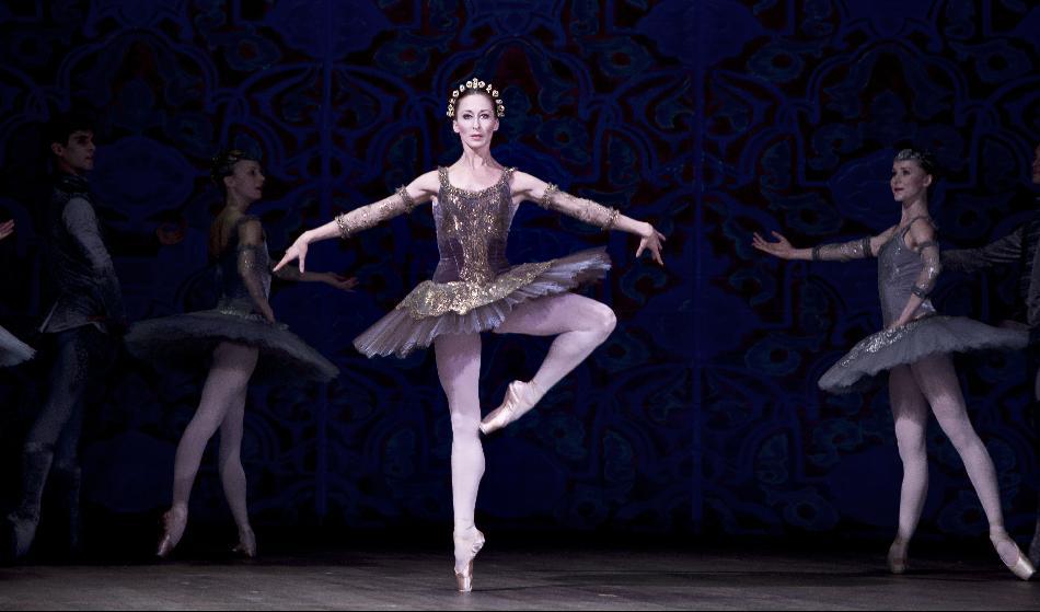 Premiärdansaren Nadja Sellrup i baletten Raymonda av Pontus Lidberg på Kungliga Operan. Foto: Mats Lindgren